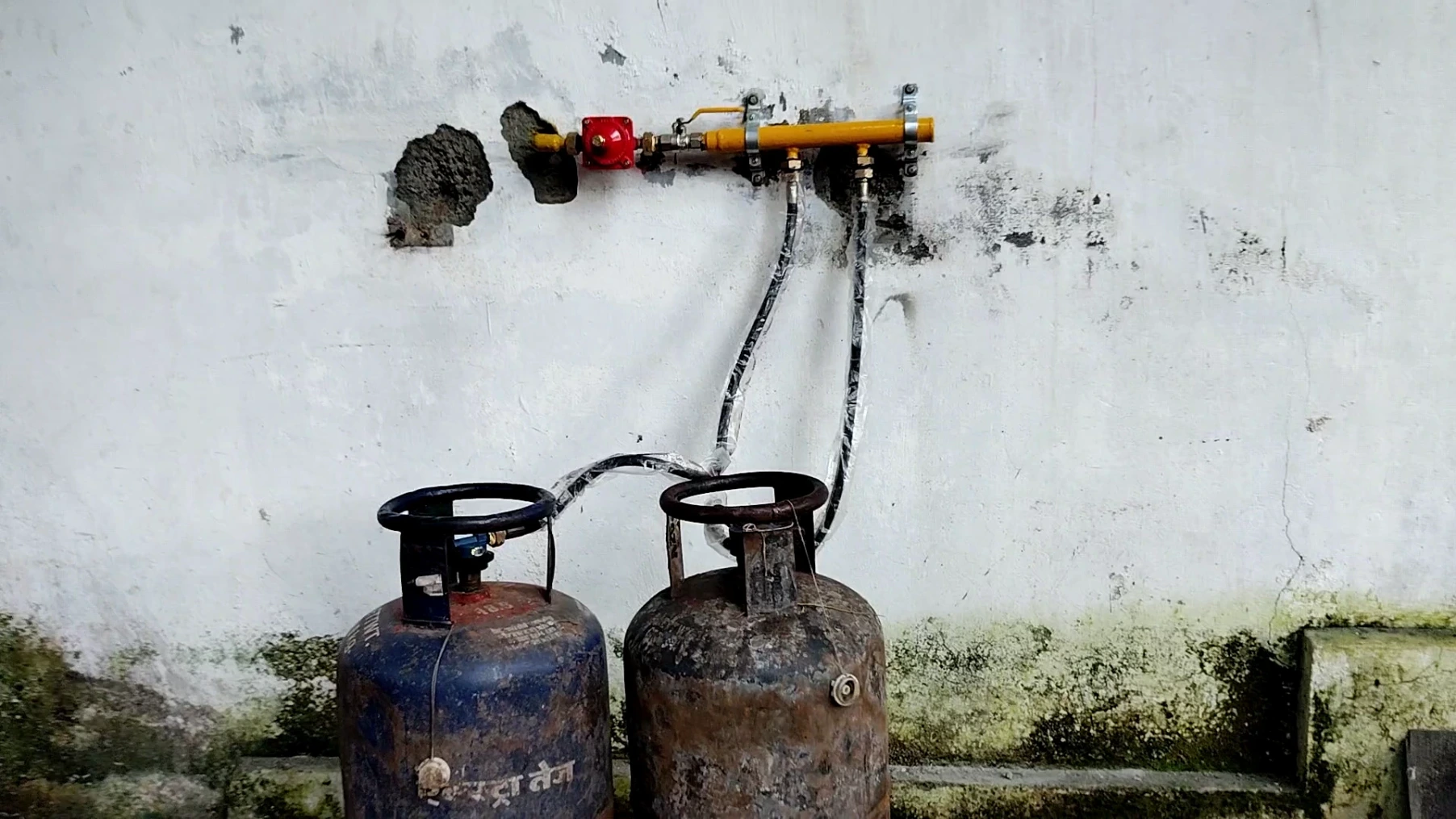 This picture shows a Gas Care-installed commercial LPG pipeline connecting to two Gas Cylinders in a high-pressure gas pipeline