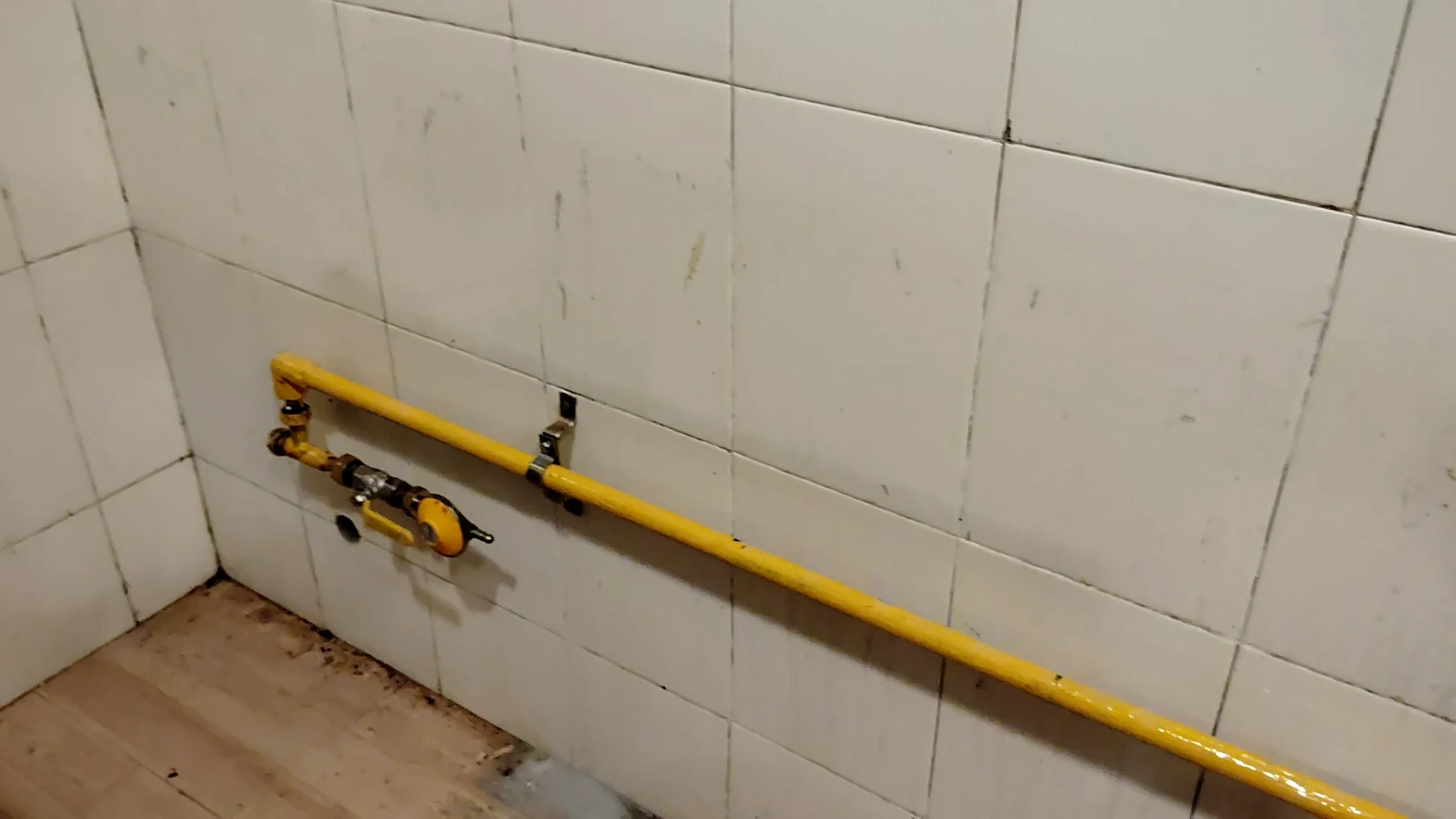 Photo of our gas pipeline work done using high-quality MS pipes and fittings such as elbows, tees, couplings, and flanges